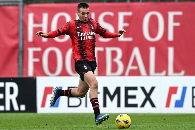 娱乐官网-记者：17岁前锋卡马达可能1月回归米兰，俱乐部正评估球员伤情